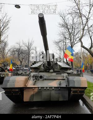 Bucarest, Romania - 1 Dicembre 2019: TR 85 M1 "Bizonul" (Il Bisonte) militari armati serbatoio pesante a nazionale rumena giorno parata militare Foto Stock