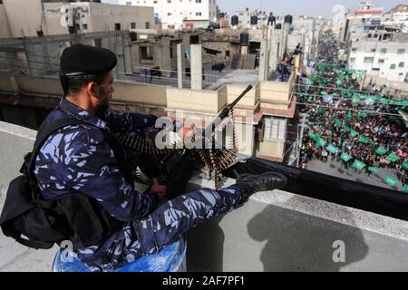 Khan Younis, Striscia di Gaza, Territori palestinesi. Xiii Dec, 2019. Poliziotti palestinesi guardia segnando il 32th anniversario del movimento islamico di fondazione in Khan Younis nel sud della striscia di Gaza, il 13 dicembre 2019 Credit: Ashraf Amra/immagini APA/ZUMA filo/Alamy Live News Foto Stock