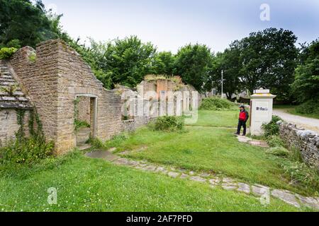 La storica K1 Mk236 telefono box e una fila di ex case di villaggio abbandonato di Tyneham, Dorset, England, Regno Unito Foto Stock