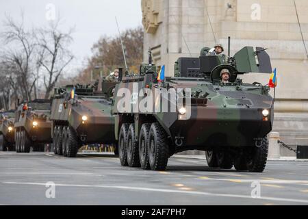 Bucarest, Romania - 1 Dicembre 2019: MOWAG Piranha armored veicolo militare a nazionale rumena giorno parata militare Foto Stock