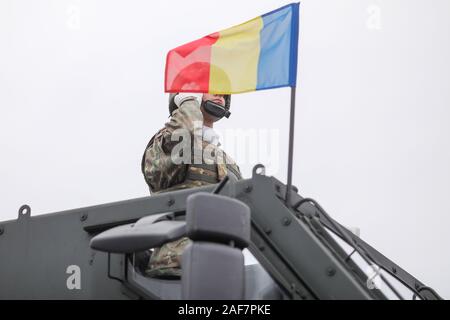 Bucarest, Romania - 01 dicembre, 2019: rumeno soldato dell'esercito saluta la folla durante il rumeno Giornata Nazionale parata militare. Foto Stock