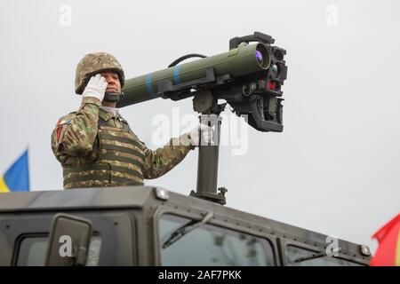 Bucarest, Romania - 1 Dicembre 2019: TOW anti-tank missile sulla parte superiore di un Humvee, durante il rumeno Giornata Nazionale parata militare. Foto Stock