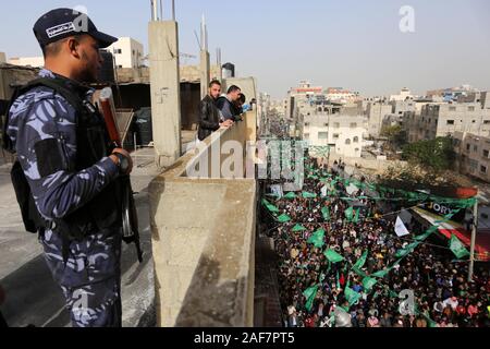 Khan Younis, Striscia di Gaza, Territori palestinesi. Xiii Dec, 2019. Poliziotti palestinesi guardia segnando il 32th anniversario del movimento islamico di fondazione in Khan Younis nel sud della striscia di Gaza, il 13 dicembre 2019 Credit: Ashraf Amra/immagini APA/ZUMA filo/Alamy Live News Foto Stock
