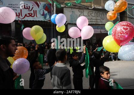 Khan Younis, Gaza. Xiii Dec, 2019. Bambini palestinesi palloncini di contenimento mentre frequentano un rally segnando il trentaduesimo anniversario della fondazione del movimento islamico di Hamas a Khan Yunis nel sud della striscia di Gaza il Venerdì, il 13 dicembre 2019. Foto di Ismael Mohamad/UPI Credito: UPI/Alamy Live News Foto Stock
