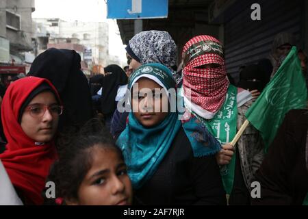 Khan Younis, Gaza. Xiii Dec, 2019. Le donne palestinesi frequentare un rally segnando il trentaduesimo anniversario della fondazione del movimento islamico di Hamas a Khan Yunis nel sud della striscia di Gaza il Venerdì, il 13 dicembre 2019. Foto di Ismael Mohamad/UPI Credito: UPI/Alamy Live News Foto Stock