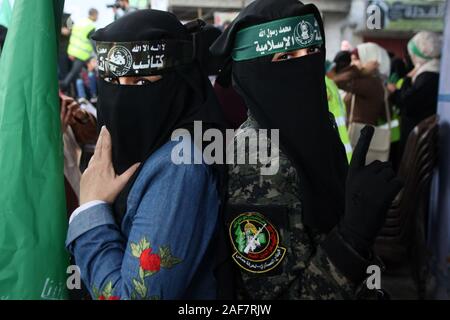 Khan Younis, Gaza. Xiii Dec, 2019. Le donne palestinesi indossando un brigate di Hamas con archetto sulla loro testa duringtakes parte in un rally segnando il trentaduesimo anniversario della fondazione di Hamas, Khan Youns nel sud della striscia di Gaza il Venerdì, il 13 dicembre 2019. Foto di Ismael Mohamad/UPI Credito: UPI/Alamy Live News Foto Stock