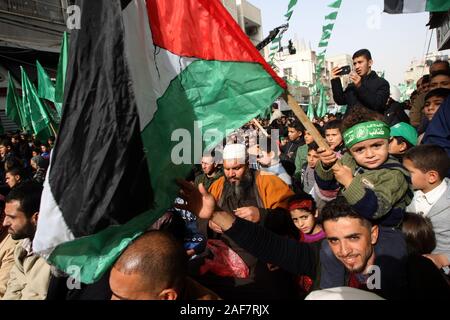 Khan Younis, Gaza. Xiii Dec, 2019. Palestinesi frequentare un rally segnando il trentaduesimo anniversario della fondazione del movimento islamico di Hamas a Khan Yunis nel sud della striscia di Gaza il Venerdì, il 13 dicembre 2019. Foto di Ismael Mohamad/UPI Credito: UPI/Alamy Live News Foto Stock
