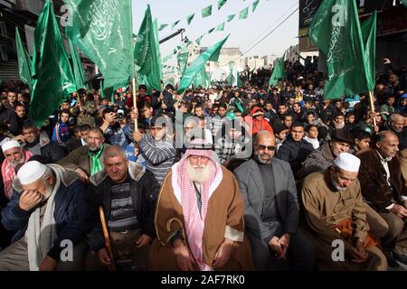 Khan Younis, Gaza. Xiii Dec, 2019. Palestinesi frequentare un rally segnando il trentaduesimo anniversario della fondazione del movimento islamico di Hamas a Khan Yunis nel sud della striscia di Gaza il Venerdì, il 13 dicembre 2019. Foto di Ismael Mohamad/UPI Credito: UPI/Alamy Live News Foto Stock
