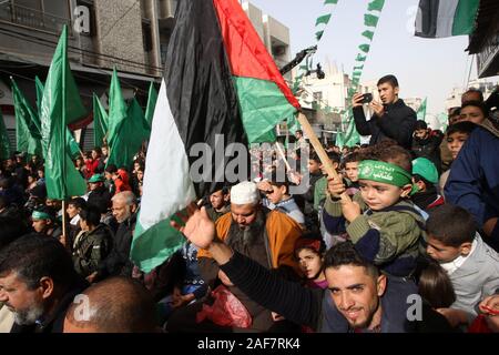 Khan Younis, Gaza. Xiii Dec, 2019. Palestinesi frequentare un rally segnando il trentaduesimo anniversario della fondazione del movimento islamico di Hamas a Khan Yunis nel sud della striscia di Gaza il Venerdì, il 13 dicembre 2019. Foto di Ismael Mohamad/UPI Credito: UPI/Alamy Live News Foto Stock