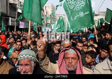 Khan Younis, Gaza. Xiii Dec, 2019. Palestinesi frequentare un rally segnando il trentaduesimo anniversario della fondazione del movimento islamico di Hamas a Khan Yunis nel sud della striscia di Gaza il Venerdì, il 13 dicembre 2019. Foto di Ismael Mohamad/UPI Credito: UPI/Alamy Live News Foto Stock
