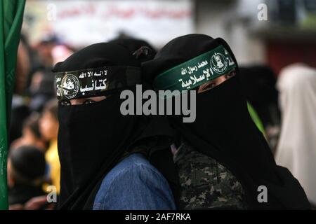 Khan Younis, Gaza. Xiii Dec, 2019. Le donne palestinesi indossando un brigate di Hamas con archetto sulla loro testa duringtakes parte in un rally segnando il trentaduesimo anniversario della fondazione di Hamas, Khan Youns nel sud della striscia di Gaza il Venerdì, il 13 dicembre 2019. Foto di Ismael Mohamad/UPI Credito: UPI/Alamy Live News Foto Stock