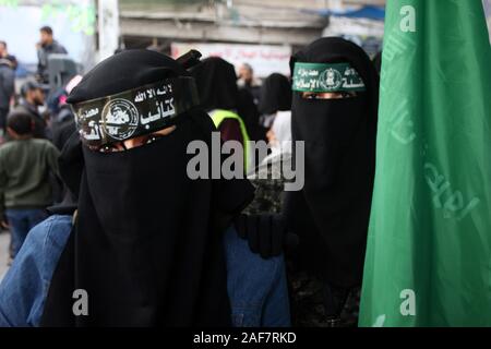 Khan Younis, Gaza. Xiii Dec, 2019. Le donne palestinesi indossando un brigate di Hamas con archetto sulla loro testa duringtakes parte in un rally segnando il trentaduesimo anniversario della fondazione di Hamas, Khan Youns nel sud della striscia di Gaza il Venerdì, il 13 dicembre 2019. Foto di Ismael Mohamad/UPI Credito: UPI/Alamy Live News Foto Stock