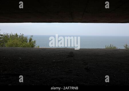 Vista dal controllo di fuoco bunker a Longues-sur-Mer, Normandia, Francia Foto Stock