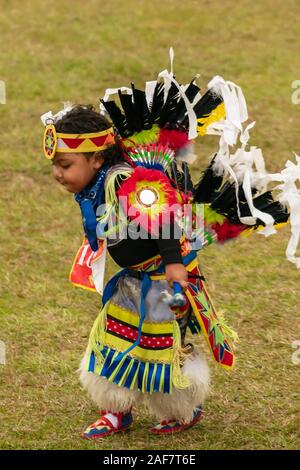 Un giovane ragazzo danze in abito tradizionale al Poarch Creek indiano Thanksgiving Pow Wow Foto Stock