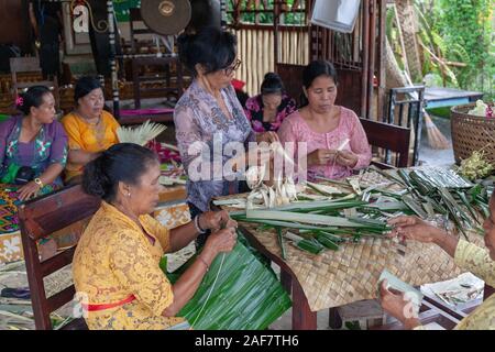 Donna Balinese fare offerte per pregare durante la cerimonia religiosa Foto Stock