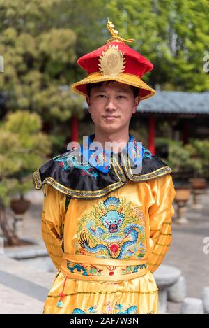 Marzo, 16. 2019: l'uomo indossando il tradizionale di epoca imperiale del costume. Lijiang, nella provincia dello Yunnan in Cina. Foto Stock