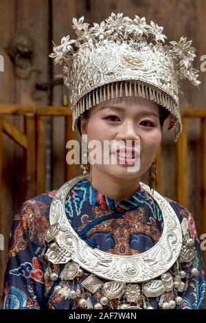 Marzo, 17. 2019: Donna indossando il tradizionale di epoca imperiale del costume. Lijiang, nella provincia dello Yunnan in Cina. Foto Stock