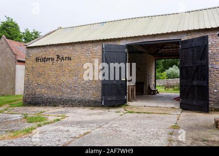 Il restaurato storia fienile nel villaggio abbandonato di Tyneham, Dorset, England, Regno Unito Foto Stock