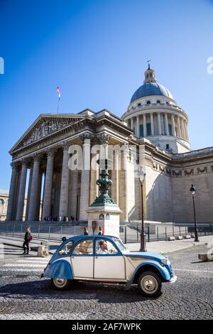 Parigi/Francia - 19 Settembre 2019 : 2 CV Citroen auto passando davanti al Pantheon Foto Stock