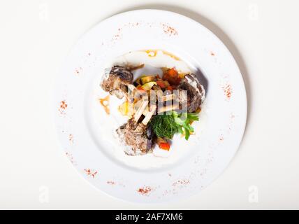 Grigliata di carré di agnello con salsa al formaggio e guarnire vegetale Foto Stock