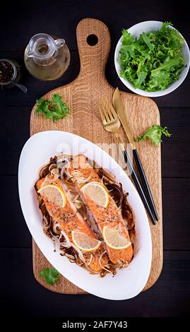 Cotto al forno filetto di salmone con verdure fresche insalate. Cibo sano. Ketogenic/paleo dieta. Vista superiore, spazio di copia Foto Stock