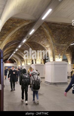 Il nuovo arcade creato tra la stazione principale di London Bridge e la stazione della metropolitana. Segue gli archi Vittoriani e incorpora nuovi negozi. Foto Stock