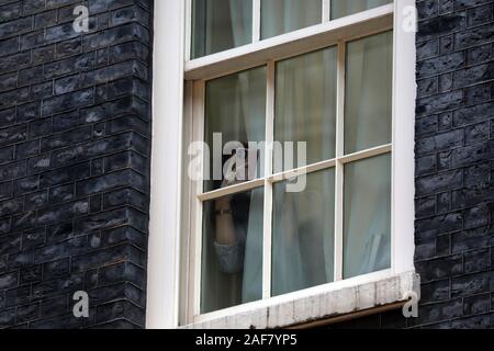 Pic mostra: personale prende pic dalla finestra f numero 10 BORIS JOHNSON risolve la nazione al numero 10 di Downing Street dopo essere stato eletto in landsli Foto Stock