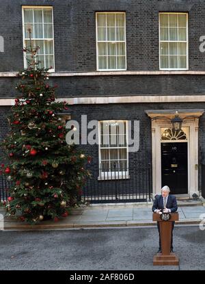 Pic mostra: personale prende pic dalla finestra f numero 10 BORIS JOHNSON risolve la nazione al numero 10 di Downing Street dopo essere stato eletto in landsli Foto Stock