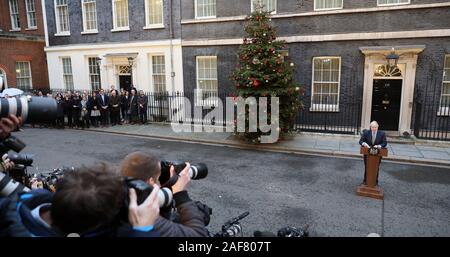 Pic mostra: personale prende pic dalla finestra f numero 10 BORIS JOHNSON risolve la nazione al numero 10 di Downing Street dopo essere stato eletto in landsli Foto Stock