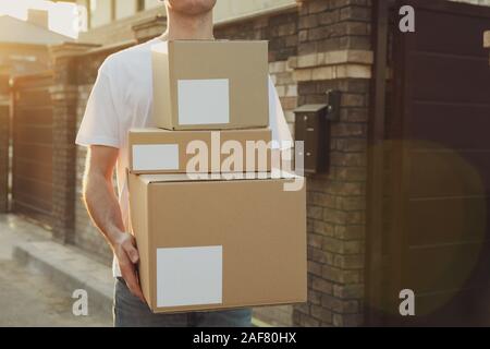 Consegna man tenere caselle vuote all'aperto, spazio per il testo Foto Stock