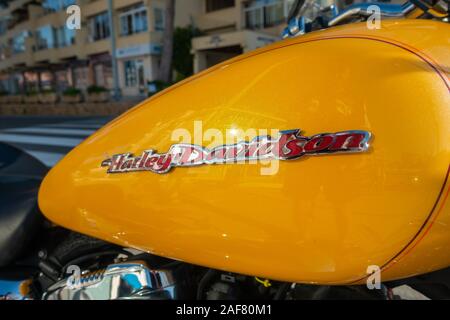 Close up di giallo Harley Davidson Moto serbatoio gas cromato con targhetta del nome di intarsi in madreperla rossa fine. Foto Stock