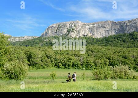 Due escursionisti o turisti a piedi sul sentiero in Sainte-Baume Mountain Range, un Parc naturel régional, o Riserva Naturale Bosco di Faggio Provence Francia Foto Stock