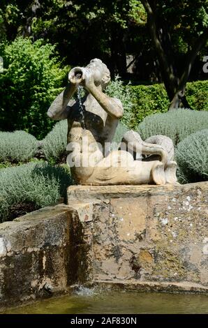 Giardino di sculture di Triton Merman & Acqua beccuccio Jardins d'Albertas o giardini di Albertas BOUC-BEL-AIR vicino a Aix-en-Provence Provence Francia Foto Stock