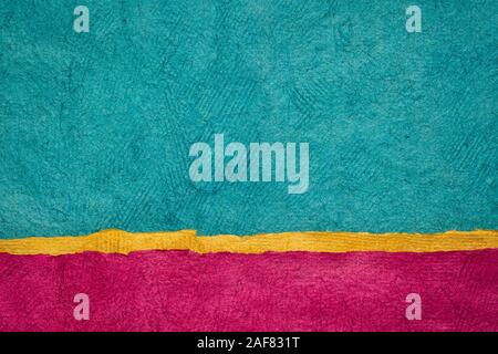 Paesaggio Astratto creato con fogli colorati di fatti a mano carta testurizzata Foto Stock