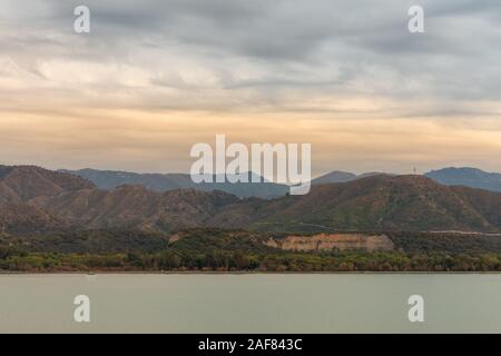 Tarbela Lago e il paesaggio di montagna, Tarbela Dam Ghazi, KPK, Pakistan Foto Stock