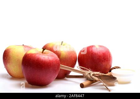 Composizione di mele e rustico di posate. Mele e cucchiai isolati su sfondo bianco. Eco Design e raccolti autunnali concetto. Set di frutta, cucchiai di legno e miele in bianco piattino Foto Stock