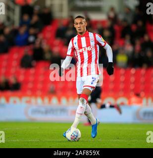 10 dicembre 2019, Bet365 Stadium, Stoke-on-Trent, Inghilterra; Sky scommessa campionato, Stoke City v il centro di Luton : Thomas Ince (7) di Stoke City corre con la palla Credito: Conor Molloy/news immagini Foto Stock