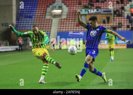 11 dicembre 2019, DW Stadium, Wigan, Inghilterra; Sky scommessa campionato, Wigan Athletic v West Bromwich Albion : Antonee Robinson (3) di Wigan Athletic devia Matt Phillips (10) del West Bromwich Albion's cross fuori per un angolo Credito: Mark Cosgrove/news immagini Foto Stock