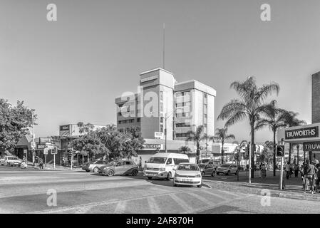 NELSPRUIT, SUD AFRICA - 3 Maggio 2019: una scena di strada, con le imprese, di persone e di veicoli, di Nelspruit, nel Mpumalanga Provincia. Monocromatico Foto Stock