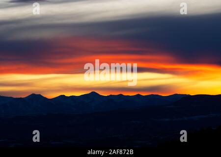 Splendido tramonto in inverno oltre il maestoso Sangre de Cristo la gamma della montagna di Colorado Foto Stock