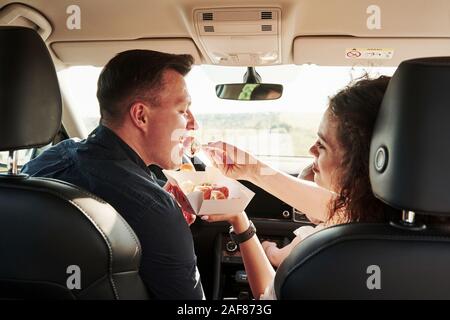 Mangia sushi. Bella gente è nel moderno auto presso i loro fine settimana Foto Stock