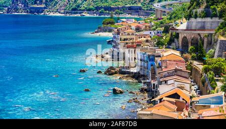 Tradizionali case colorate e il mare di Scilla village,Calabria,l'Italia. Foto Stock