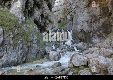 Thw cascata in Gordale Scar una drammatica burrone vicino Malham nel Yorkshire Dales National Park, Inghilterra Foto Stock