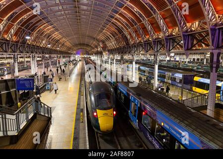 LONDON, Regno Unito - 12 dicembre 2019 : ampia vista di treni in attesa dalle piattaforme presso la stazione ferroviaria di Paddington durante importanti ritardi per i servizi. Foto Stock