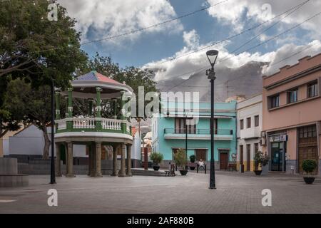 Persona seduta su una panchina nel centro della città di San Nicolas De Tolentino, Aldea de San Nicolás comune, Gran Canaria Isole Canarie Spagna Foto Stock