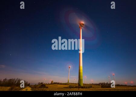 Turbina eolica la filatura veloce al cielo notturno in Lituania, Europa Foto Stock