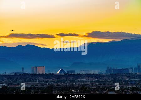 Las Vegas, SEP 26: Tramonto veduta aerea della striscia con la montagna dietro il Sep 26, 2019 a Las Vegas, Nevada Foto Stock