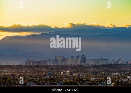 Las Vegas, SEP 26: Tramonto veduta aerea della striscia con la montagna dietro il Sep 26, 2019 a Las Vegas, Nevada Foto Stock