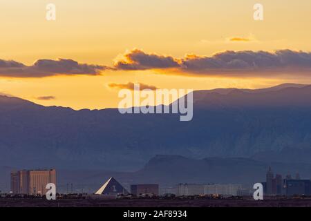 Las Vegas, SEP 26: Tramonto veduta aerea della striscia con la montagna dietro il Sep 26, 2019 a Las Vegas, Nevada Foto Stock