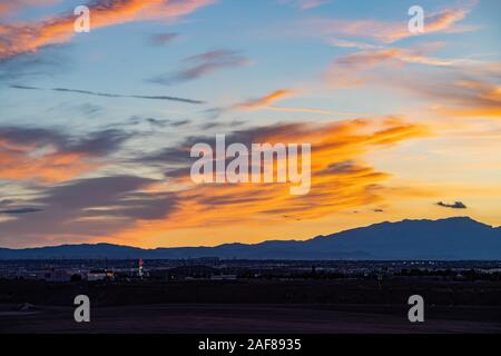 Las Vegas, SEP 26: Tramonto veduta aerea della striscia con la montagna dietro il Sep 26, 2019 a Las Vegas, Nevada Foto Stock